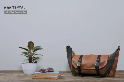 Adhil Sling Faux Leather adalah pilihan tepat untuk mewujudkan seminar kit eksklusif yang mencerminkan identitas acara profesional dan berkelas.