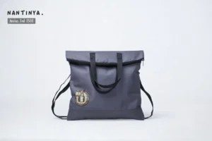 Tas dengan tiga fungsi selempang, ransel, dan jinjing ini dirancang untuk memenuhi kebutuhan Anda sebagai penyelenggara event dalam pembuatan seminar kit. Produk ini memberikan fleksibilitas bagi pengguna yang aktif dan sering menghadiri seminar dan konferensi.