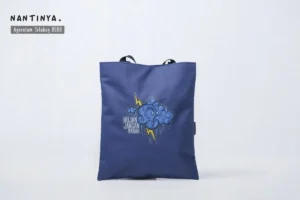 Tas totebag untuk seminar kit ini dirancang untuk memenuhi kebutuhan acara seminar, pelatihan dan workshop. Terbuat dari bahan pilihan yang kuat, tahan lama dan mampu membawa berbagai perlengkapan seminar, seperti buku A4, map A4 dan alat tulis lainnya.