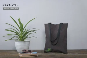 Tas totebag untuk seminar kit ini dirancang untuk memenuhi kebutuhan acara seminar, pelatihan dan workshop. Terbuat dari bahan pilihan yang kuat, tahan lama dan mampu membawa berbagai perlengkapan seminar, seperti buku A4, map A4 dan alat tulis lainnya.