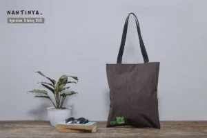 Tas totebag untuk seminar kit ini dirancang untuk memenuhi kebutuhan acara seminar, pelatihan dan workshop. Terbuat dari bahan pilihan yang kuat, tahan lama dan mampu membawa berbagai perlengkapan seminar, seperti buku A4, map A4 dan alat tulis lainnya.