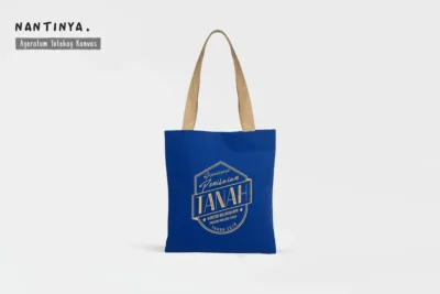 Tas totebag untuk seminar kit ini dirancang untuk memenuhi kebutuhan acara seminar, pelatihan dan workshop. Terbuat dari bahan pilihan yang kuat, tahan lama dan mampu membawa berbagai perlengkapan seminar, seperti buku A4, map A4 dan alat tulis lainnya.