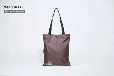 Tas totebag untuk seminar kit ini dirancang untuk memenuhi kebutuhan acara seminar, pelatihan dan workshop. Terbuat dari bahan pilihan yang kuat, tahan lama dan mampu membawa berbagai perlengkapan seminar, seperti buku A4, map A4 dan alat tulis lainnya.