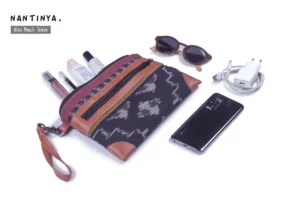 Segera jadikan Alas Pouch Tenun sebagai bagian dari seminar kit unik Anda dan biarkan para peserta merasakan nilai budaya Indonesia melalui setiap detailnya.
