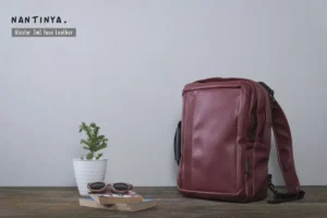 Alastor 3in1 Faux Leather adalah pilihan sempurna bagi Anda yang ingin memberikan seminar kit eksklusif, fungsional, dan berkesan. Pastikan acara Anda menjadi sorotan dengan menghadirkan tas serbaguna yang tidak hanya memenuhi kebutuhan fungsional tetapi juga menonjolkan estetika dan profesionalisme.