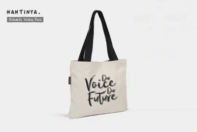 Tas totebag untuk seminar kit ini dirancang untuk memenuhi kebutuhan acara seminar, pelatihan dan workshop. Terbuat dari bahan pilihan yang kuat, tahan lama dan mampu membawa berbagai perlengkapan seminar, seperti buku A4, map A4 dan alat tulis lainnya.