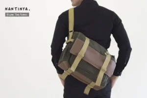 Jadikan setiap seminar atau event Anda lebih berkesan dengan Alcyone Sling Kanvas, solusi sempurna untuk seminar kit eksklusif yang mewah, fungsional, dan penuh gaya!