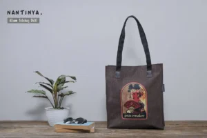 Tas totebag untuk seminar kit ini dirancang untuk memenuhi kebutuhan acara seminar, pelatihan dan workshop. Terbuat dari bahan pilihan yang kuat, tahan lama dan mampu membawa berbagai perlengkapan seminar, seperti buku A4, map A4 dan alat tulis lainnya.