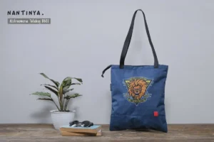 Tas totebag untuk seminar kit ini dirancang untuk memenuhi kebutuhan acara seminar, pelatihan dan workshop. Terbuat dari bahan pilihan yang kuat, tahan lama dan mampu membawa berbagai perlengkapan seminar, seperti buku A4, map A4 dan alat tulis lainnya.