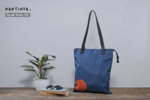 Tas totebag untuk seminar kit ini dirancang untuk memenuhi kebutuhan acara seminar, pelatihan dan workshop. Terbuat dari bahan pilihan yang kuat, tahan lama dan mampu membawa berbagai perlengkapan seminar, seperti buku A4, map A4 dan alat tulis lainnya.