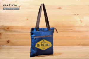 Tas totebag untuk seminar kit ini dirancang untuk memenuhi kebutuhan acara seminar, pelatihan dan workshop. Terbuat dari bahan pilihan yang kuat, tahan lama dan mampu membawa berbagai perlengkapan seminar, seperti buku A4, map A4 dan alat tulis lainnya.