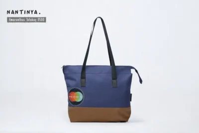 Tas totebag untuk seminar kit ini dirancang untuk memenuhi kebutuhan acara seminar, pelatihan dan workshop. Terbuat dari bahan pilihan yang kuat, tahan lama dan mampu membawa berbagai perlengkapan seminar, seperti buku A4, map A4 dan alat tulis lainnya.