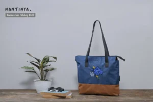 Tas totebag untuk seminar kit ini dirancang untuk memenuhi kebutuhan acara seminar, pelatihan dan workshop. Terbuat dari bahan pilihan yang kuat, tahan lama dan mampu membawa berbagai perlengkapan seminar, seperti buku A4, map A4 dan alat tulis lainnya.