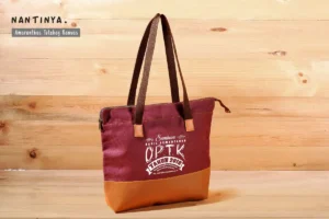 Tas totebag untuk seminar kit ini dirancang untuk memenuhi kebutuhan acara seminar, pelatihan dan workshop. Terbuat dari bahan pilihan yang kuat, tahan lama dan mampu membawa berbagai perlengkapan seminar, seperti buku A4, map A4 dan alat tulis lainnya.