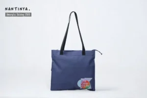 Tas totebag untuk seminar kit ini dirancang untuk memenuhi kebutuhan acara seminar, pelatihan dan workshop. Terbuat dari bahan pilihan yang kuat, tahan lama dan mampu membawa berbagai perlengkapan seminar, seperti buku A4, map A4 dan alat tulis lainnya.