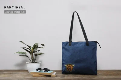 Tas totebag untuk seminar kit ini dirancang untuk memenuhi kebutuhan acara seminar, pelatihan dan workshop. Terbuat dari bahan pilihan yang kuat, tahan lama dan mampu membawa berbagai perlengkapan seminar, seperti buku A4, map A4 dan alat tulis lainnya.