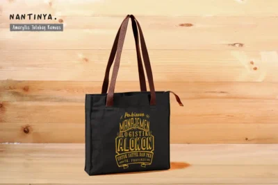 Tas totebag untuk seminar kit ini dirancang untuk memenuhi kebutuhan acara seminar, pelatihan dan workshop. Terbuat dari bahan pilihan yang kuat, tahan lama dan mampu membawa berbagai perlengkapan seminar, seperti buku A4, map A4 dan alat tulis lainnya.