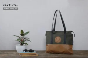 Tas totebag untuk seminar kit ini dirancang untuk memenuhi kebutuhan acara seminar, pelatihan dan workshop. Terbuat dari bahan pilihan yang kuat, tahan lama dan mampu membawa berbagai perlengkapan seminar, seperti buku A4, map A4 dan alat tulis lainnya.