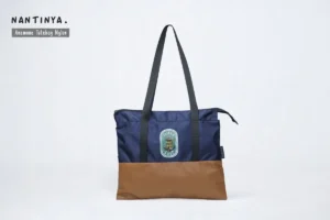 Tas totebag untuk seminar kit ini dirancang untuk memenuhi kebutuhan acara seminar, pelatihan dan workshop. Terbuat dari bahan pilihan yang kuat, tahan lama dan mampu membawa berbagai perlengkapan seminar, seperti buku A4, map A4 dan alat tulis lainnya.