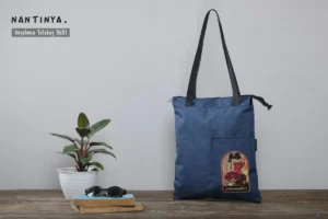 Tas totebag untuk seminar kit ini dirancang untuk memenuhi kebutuhan acara seminar, pelatihan dan workshop. Terbuat dari bahan pilihan yang kuat, tahan lama dan mampu membawa berbagai perlengkapan seminar, seperti buku A4, map A4 dan alat tulis lainnya.