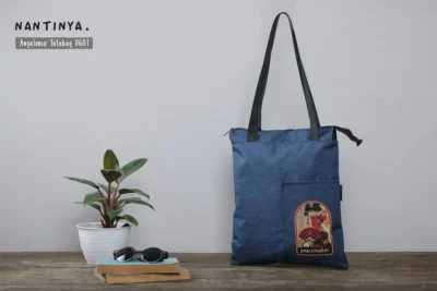 Tas totebag untuk seminar kit ini dirancang untuk memenuhi kebutuhan acara seminar, pelatihan dan workshop. Terbuat dari bahan pilihan yang kuat, tahan lama dan mampu membawa berbagai perlengkapan seminar, seperti buku A4, map A4 dan alat tulis lainnya.