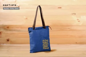 Tas totebag untuk seminar kit ini dirancang untuk memenuhi kebutuhan acara seminar, pelatihan dan workshop. Terbuat dari bahan pilihan yang kuat, tahan lama dan mampu membawa berbagai perlengkapan seminar, seperti buku A4, map A4 dan alat tulis lainnya.