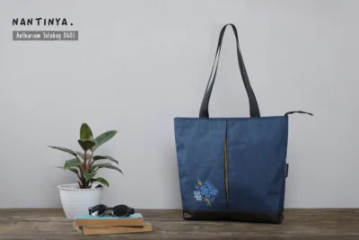 Tas totebag untuk seminar kit ini dirancang untuk memenuhi kebutuhan acara seminar, pelatihan dan workshop. Terbuat dari bahan pilihan yang kuat, tahan lama dan mampu membawa berbagai perlengkapan seminar, seperti buku A4, map A4 dan alat tulis lainnya.