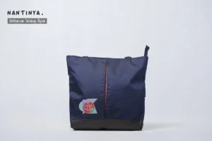 Tas totebag untuk seminar kit ini dirancang untuk memenuhi kebutuhan acara seminar, pelatihan dan workshop. Terbuat dari bahan pilihan yang kuat, tahan lama dan mampu membawa berbagai perlengkapan seminar, seperti buku A4, map A4 dan alat tulis lainnya.