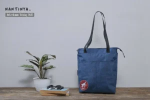 Tas totebag untuk seminar kit ini dirancang untuk memenuhi kebutuhan acara seminar, pelatihan dan workshop. Terbuat dari bahan pilihan yang kuat, tahan lama dan mampu membawa berbagai perlengkapan seminar, seperti buku A4, map A4 dan alat tulis lainnya.