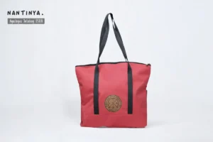 Tas totebag untuk seminar kit ini dirancang untuk memenuhi kebutuhan acara seminar, pelatihan dan workshop. Terbuat dari bahan pilihan yang kuat, tahan lama dan mampu membawa berbagai perlengkapan seminar, seperti buku A4, map A4 dan alat tulis lainnya.