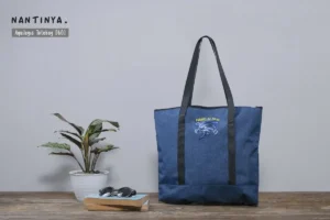 Tas totebag untuk seminar kit ini dirancang untuk memenuhi kebutuhan acara seminar, pelatihan dan workshop. Terbuat dari bahan pilihan yang kuat, tahan lama dan mampu membawa berbagai perlengkapan seminar, seperti buku A4, map A4 dan alat tulis lainnya.