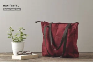 Tas totebag untuk seminar kit ini dirancang untuk memenuhi kebutuhan acara seminar, pelatihan dan workshop. Terbuat dari bahan pilihan yang kuat, tahan lama dan mampu membawa berbagai perlengkapan seminar, seperti buku A4, map A4 dan alat tulis lainnya.