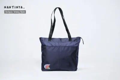 Tas totebag untuk seminar kit ini dirancang untuk memenuhi kebutuhan acara seminar, pelatihan dan workshop. Terbuat dari bahan pilihan yang kuat, tahan lama dan mampu membawa berbagai perlengkapan seminar, seperti buku A4, map A4 dan alat tulis lainnya.