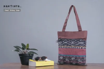 Tas totebag untuk seminar kit ini dirancang untuk memenuhi kebutuhan acara seminar, pelatihan dan workshop. Terbuat dari bahan pilihan yang kuat, tahan lama dan mampu membawa berbagai perlengkapan seminar, seperti buku A4, map A4 dan alat tulis lainnya.