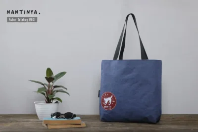 Tas totebag untuk seminar kit ini dirancang untuk memenuhi kebutuhan acara seminar, pelatihan dan workshop. Terbuat dari bahan pilihan yang kuat, tahan lama dan mampu membawa berbagai perlengkapan seminar, seperti buku A4, map A4 dan alat tulis lainnya.