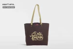 Tas totebag untuk seminar kit ini dirancang untuk memenuhi kebutuhan acara seminar, pelatihan dan workshop. Terbuat dari bahan pilihan yang kuat, tahan lama dan mampu membawa berbagai perlengkapan seminar, seperti buku A4, map A4 dan alat tulis lainnya.