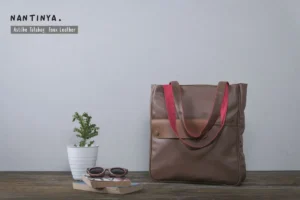 Tas totebag untuk seminar kit ini dirancang untuk memenuhi kebutuhan acara seminar, pelatihan dan workshop. Terbuat dari bahan pilihan yang kuat, tahan lama dan mampu membawa berbagai perlengkapan seminar, seperti buku A4, map A4 dan alat tulis lainnya.