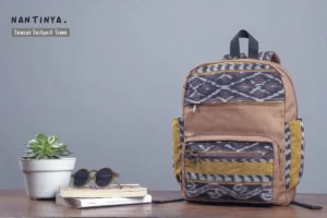 Berikan pengalaman yang tak terlupakan kepada peserta seminar Anda dengan Bawean Backpack Tenun, pilihan seminar kit unik yang tidak hanya menarik secara visual, tetapi juga penuh dengan makna.