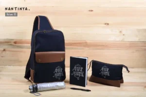 Paket Seminar Kit Deluxe 05 menyediakan tas ransel Accra, Acalypha Pouch, payung lipat 3 merk Kapal, Notes A6+ Hardcover, dan Bolpoin Snowman. Dengan desain elegan, personalisasi logo, dan kualitas premium, paket ini ideal untuk kebutuhan seminar dan promosi acara Anda.